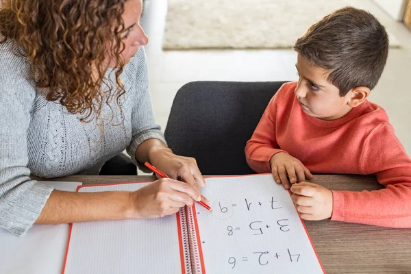 Niño Triste Por Haber Cometido Error Haciendo Tarea Con Madre —  Fotos de Stock