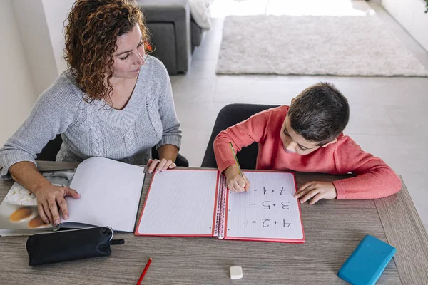 Mère Aidant Son Fils Faire Des Mathématiques Maison — Photo