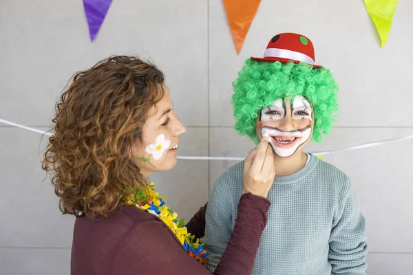 Mère Peignant Visage Son Fils Comme Clown — Photo