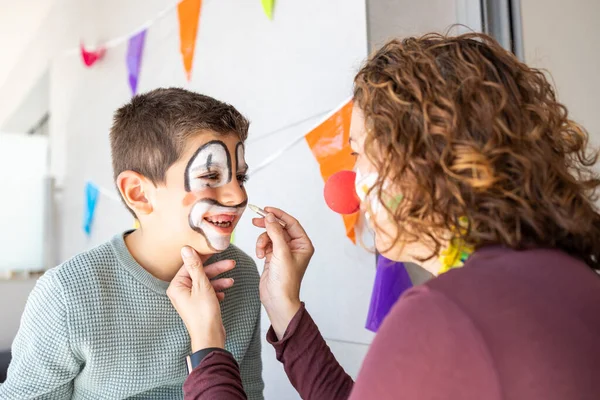 Mutter Bemalt Das Gesicht Ihres Sohnes Wie Ein Clown — Stockfoto