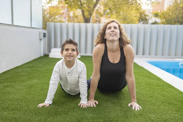 Madre Hijo Haciendo Ejercicios Yoga Jardín Casero — Foto de Stock