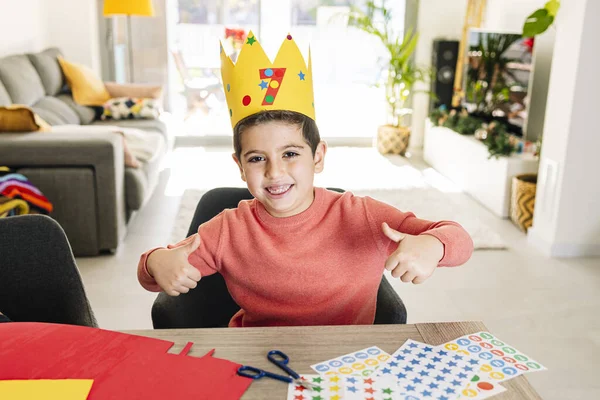 Retrato Niño Lindo Con Corona Cumpleaños — Foto de Stock