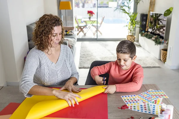 Madre Hijo Haciendo Artesanías Con Cartones Casa — Foto de Stock