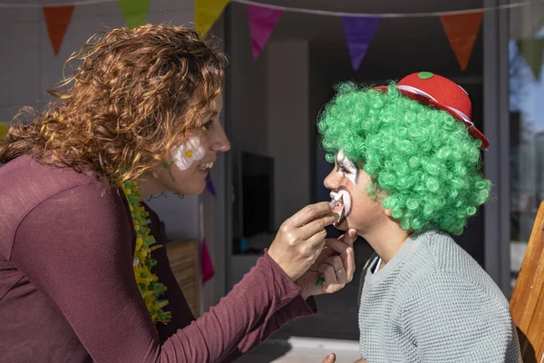 Madre Pintando Cara Hijo Como Payaso — Foto de Stock