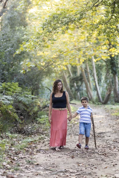 Frau Und Kind Spazieren Durch Den Wald — Stockfoto