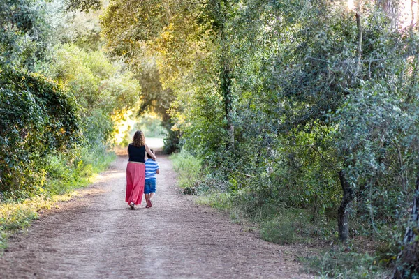 Ormanda yürüyen kadın ve çocuk. Arka plan.