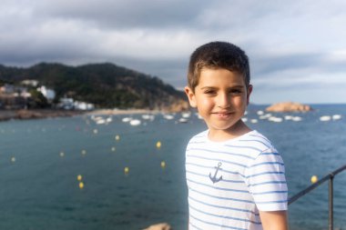 Çocuk deniz kıyısında tatilde.