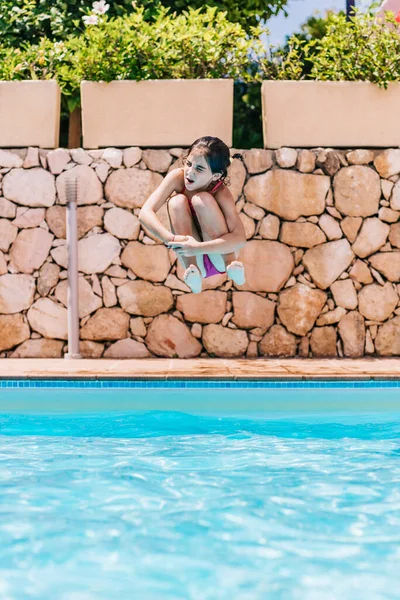 Petit Enfant Sautant Dans Une Piscine — Photo