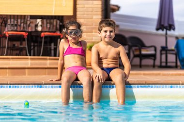 Havuz başında iki komik çocuk