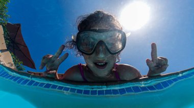 Havuz başında küçük bir kız. Aşağıdan görüntüle.