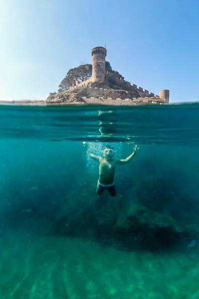 Pequeno Menino Snorkeling Com Castelo Fundo — Fotografia de Stock