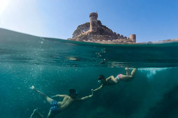 Dois Meninos Snorkeling Com Castelo Fundo — Fotografia de Stock