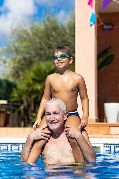 Avô Carregando Seu Neto Seus Ombros Uma Piscina — Fotografia de Stock