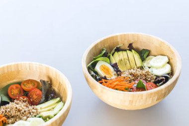 Havuçlu pirinç salatası, yumurta, salatalık, avokado, domates ve kuzu marulu..