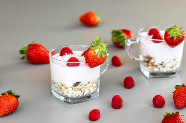 Lezzetli çilek ve tahıllı ahududu yoğurdu.