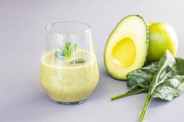 Ispanaklı yeşil duman, elma, avokado ve nane