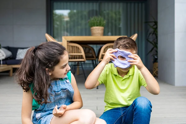 Dos Niños Jugando Con Limo Casa — Foto de Stock