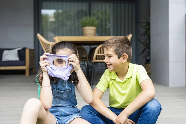 Zwei Kinder Spielen Hause Mit Schleim — Stockfoto