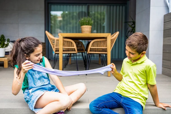 Zwei Kinder Spielen Hause Mit Schleim — Stockfoto