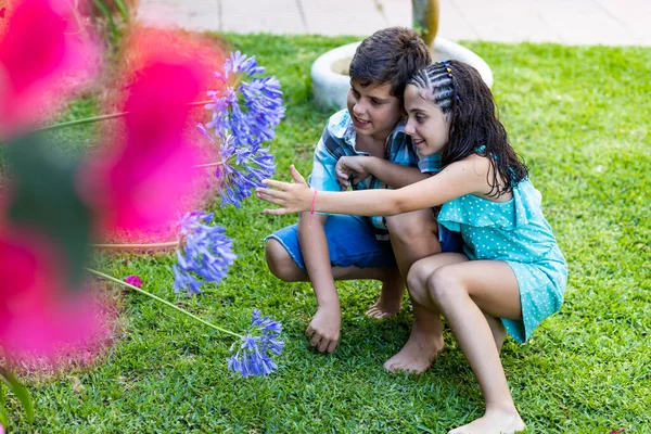 Twee Kinderen Zoek Bloemen Een Tuin — Stockfoto