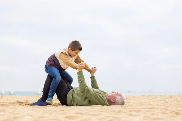 Engraçado Menino Seu Avô Jogando Esticado Areia Praia — Fotografia de Stock