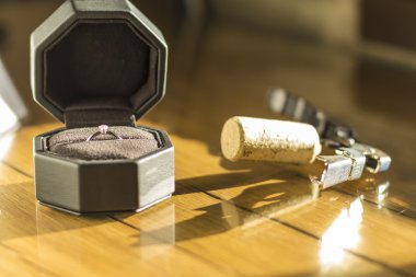 Nişan yüzüğü ve tirbuşon