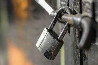 Siyah bir asma kilit