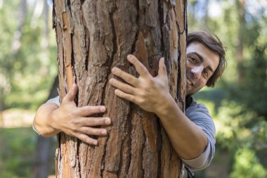 Adam bir ağaç sarılma