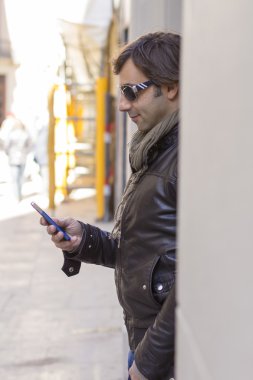 Telefonunu arayan adam