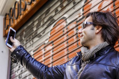 Selfie yapma güneş gözlüklü adam