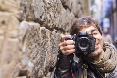 fotoğraf çekerken adam