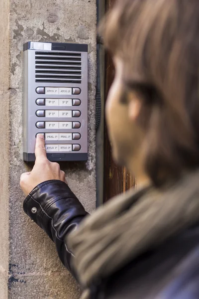 Uomo spingendo interfono — Foto Stock