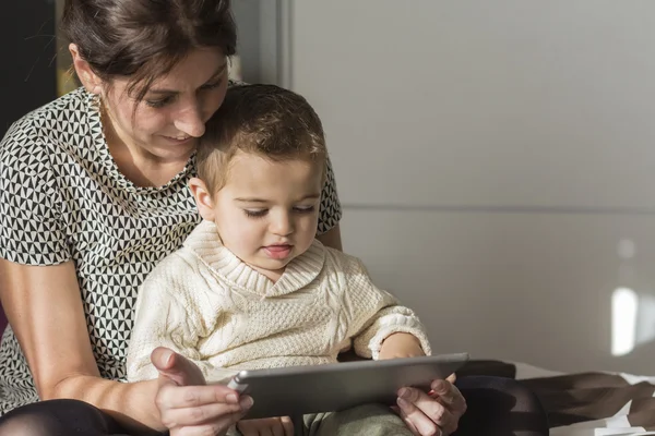 Madre e hijo jugando en la tableta — Foto de Stock