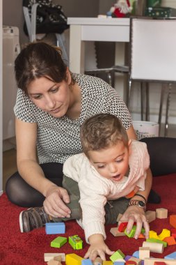 Anne ve oğul oynuyor.