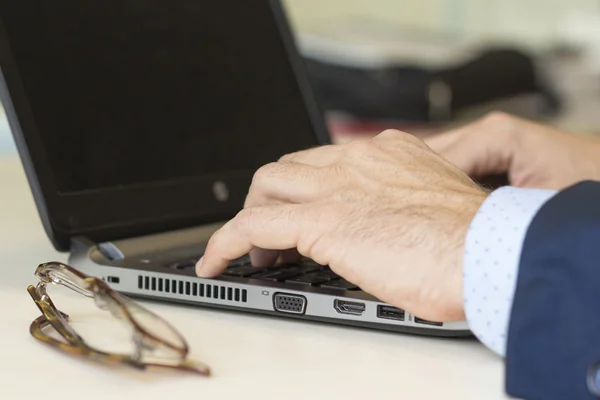 Close-up shot van de handen typen op laptop — Stockfoto