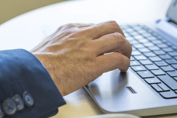 Man handen te typen op een laptop toetsenbord. — Stockfoto