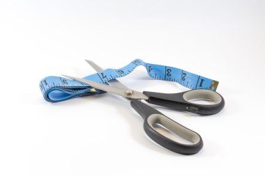 bir ölçüm bandı kesme makası