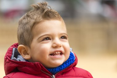 Şirin çocuk gülümsüyor