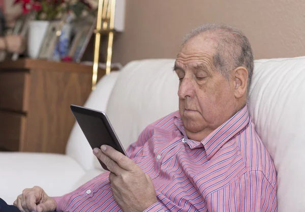 Портрет взрослого мужчины, использующего свой цифровой планшет — стоковое фото