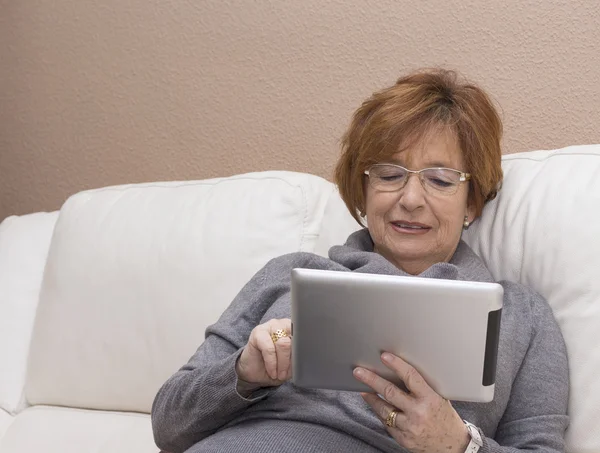 Портрет пожилой женщины с помощью электронного планшета — стоковое фото