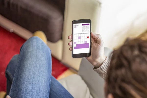 Sevgililer günü cep telefonundan arayan kadın 