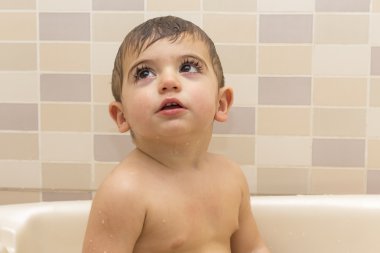 sevimli çocuk mutluluk banyoda 