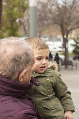 Oynak Dede torunu ile vakit