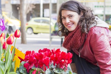 Güzel kadın çiçek marke arıyor