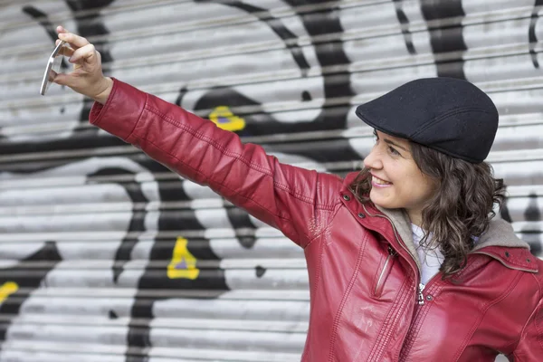 Hübsche Frau macht Selfie im Freien — Stockfoto