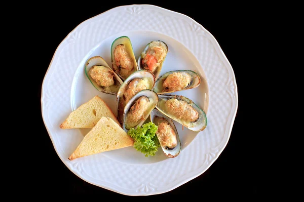 Mejillones grandes fritos con queso y pan tostado — Foto de Stock