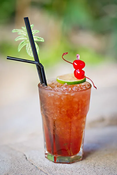 Erfrischender alkoholischer Tropencocktail "Master Blaster" — Stockfoto