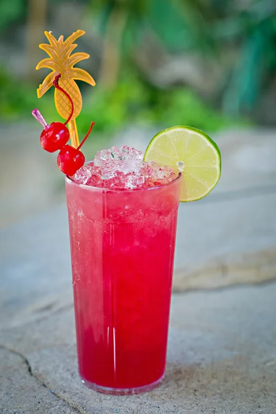 Osvěžující alkoholické tropický koktejl "mořský ďábel" — Stock fotografie