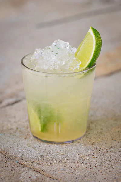 Erfrischender alkoholischer tropischer Cocktail "Caipirinha" — Stockfoto