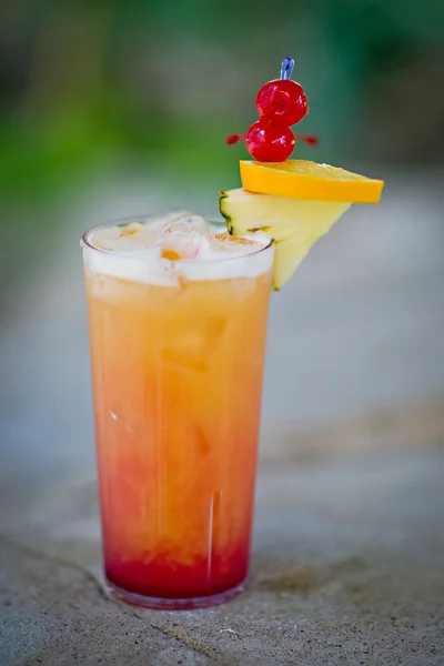 Cocktail tropical alcoolique rafraîchissant "Mai Tai " — Photo